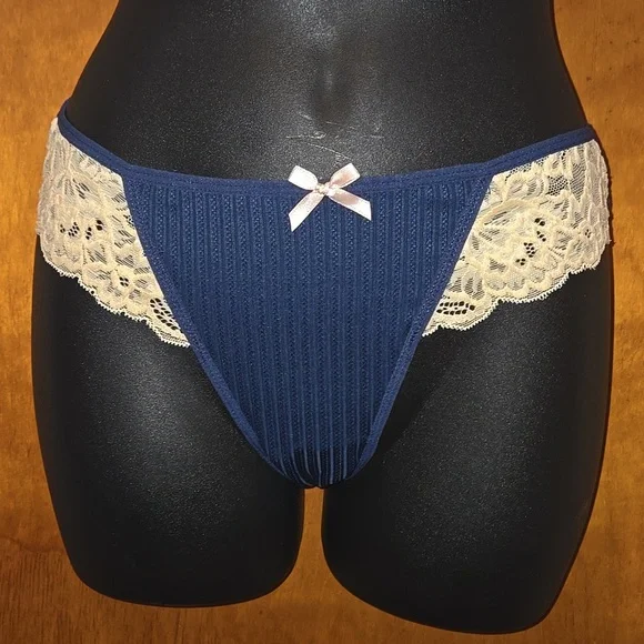 Elegant Cream and Blue Lace Lingerie Set - Picture 4 of 7